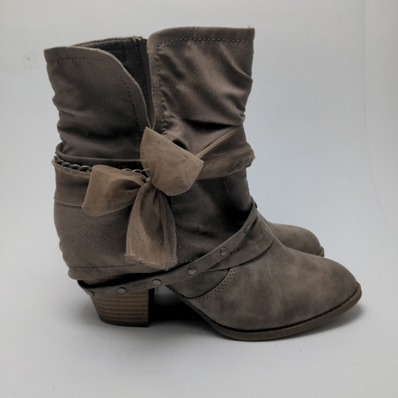 Jellypop Blake Vegan Ankle Boots with Bow and Chain - Picture 5 of 10